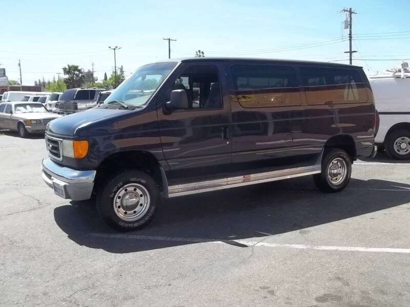 2003 Ford Econoline Wagon XLT photo 12