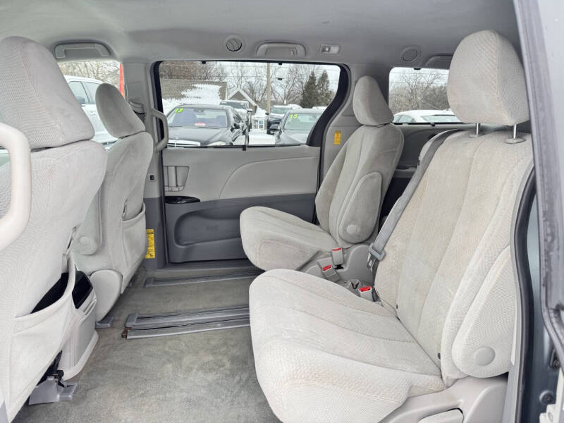 2014 Toyota Sienna LE 7-Passenger Auto Access Seat