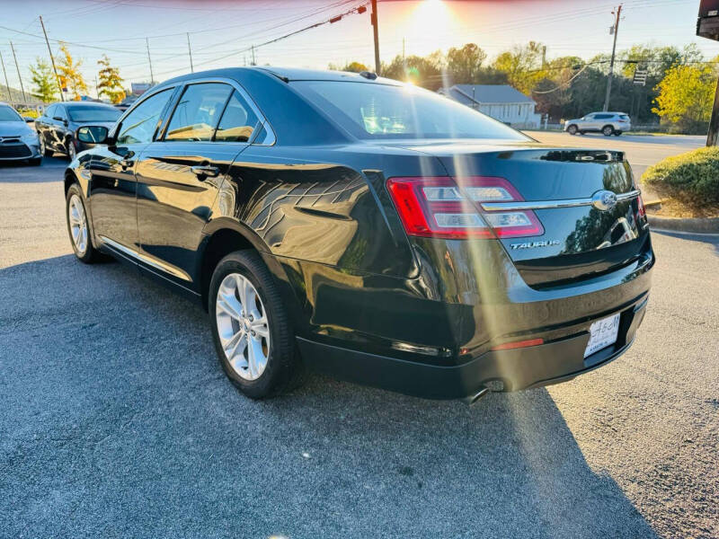 2017 Ford Taurus SE photo 5