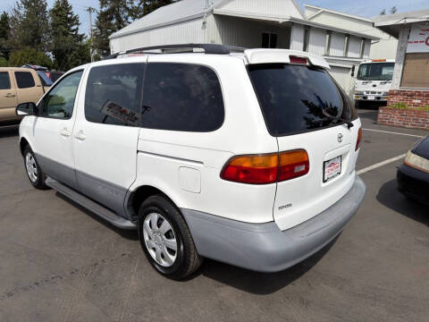 2000 Toyota Sienna LE