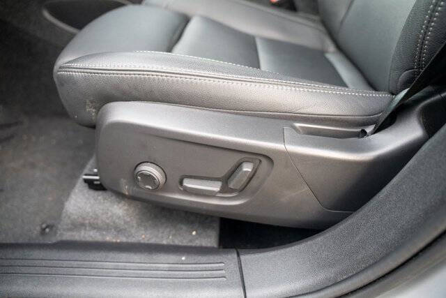 2024 Volvo XC40 B5 Plus Dark Theme