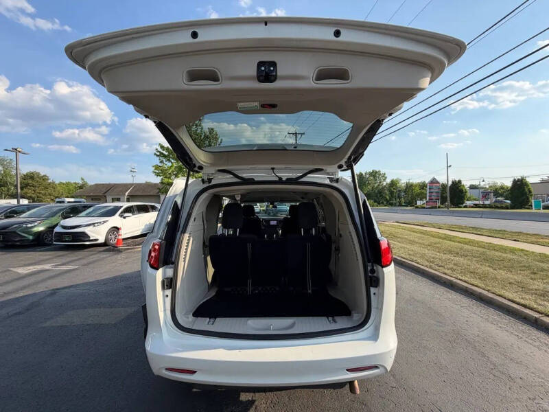 2022 Chrysler Voyager LX