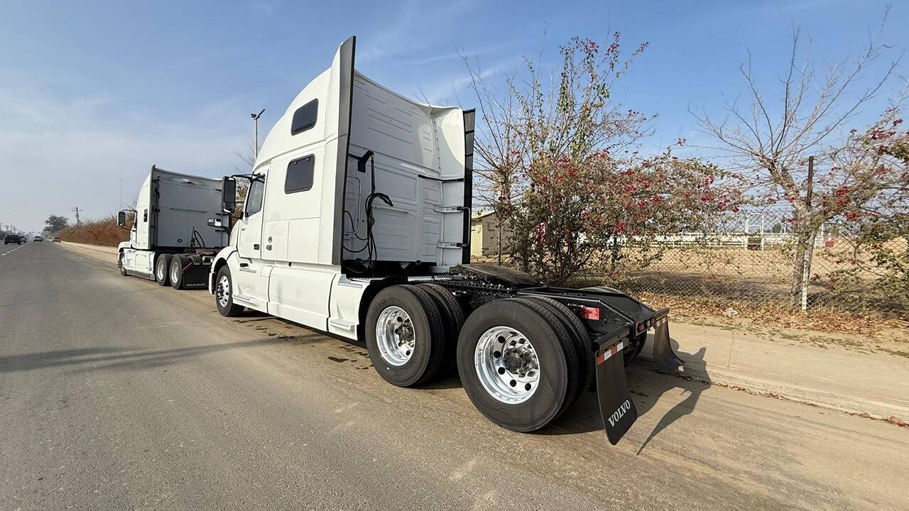 2023 VOLVO VNL 860 SLEEPER for sale at KING TRUCK TRAILER SALES in Bakersfield, CA