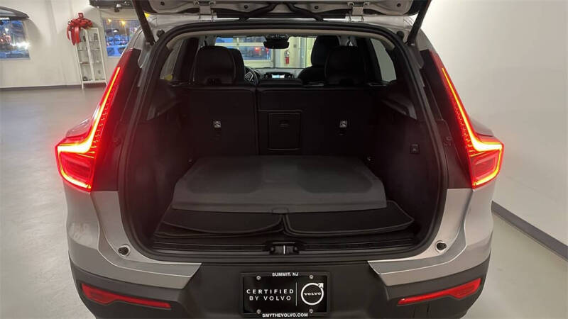 2025 Volvo XC40 B5 Plus Dark Theme