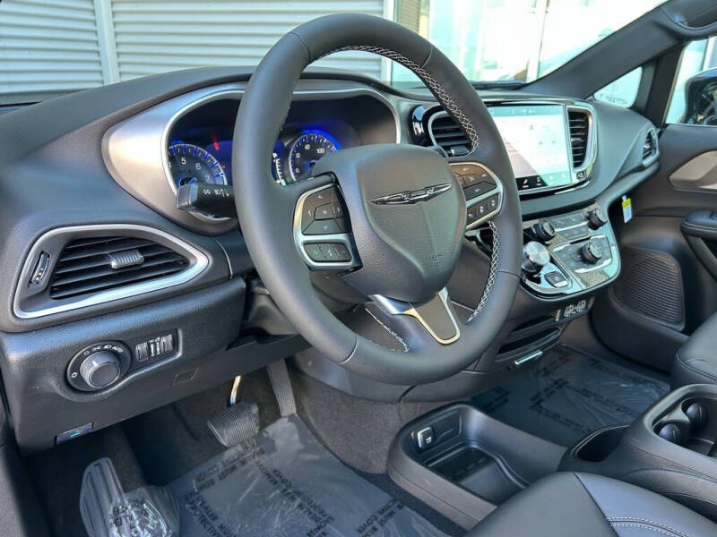 2025 Chrysler Voyager LX