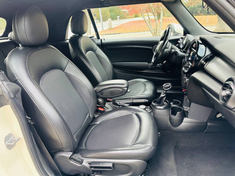 2019 MINI Convertible Base photo 17