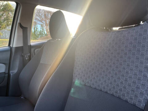 2017 Toyota Yaris 5-Door LE