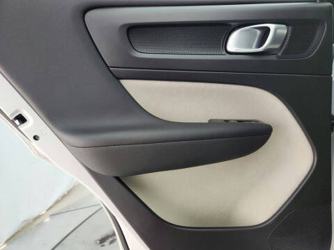 2023 Volvo XC40 B5 Plus Bright Theme