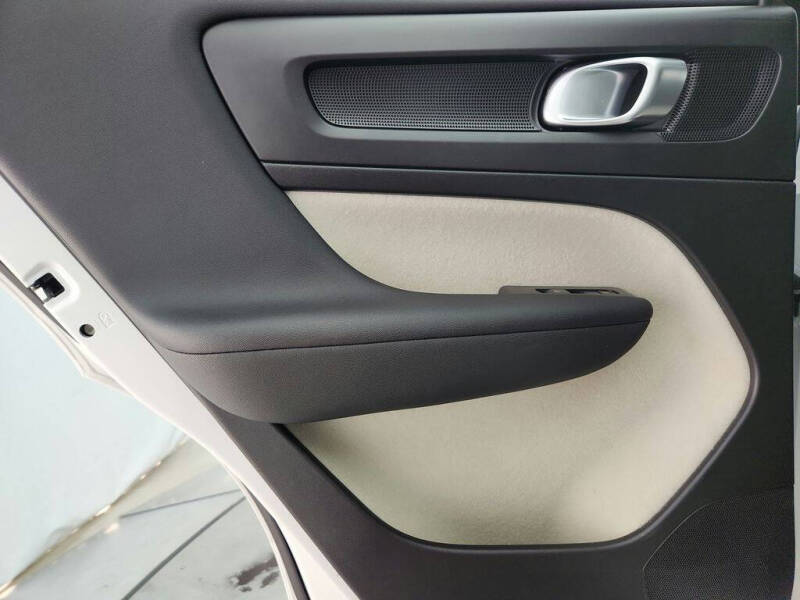 2023 Volvo XC40 B5 Plus Bright Theme