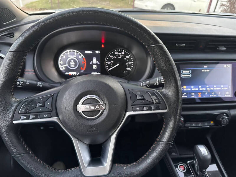 2022 Nissan Kicks SR