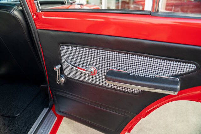 1968 Jeep Wagoneer 37