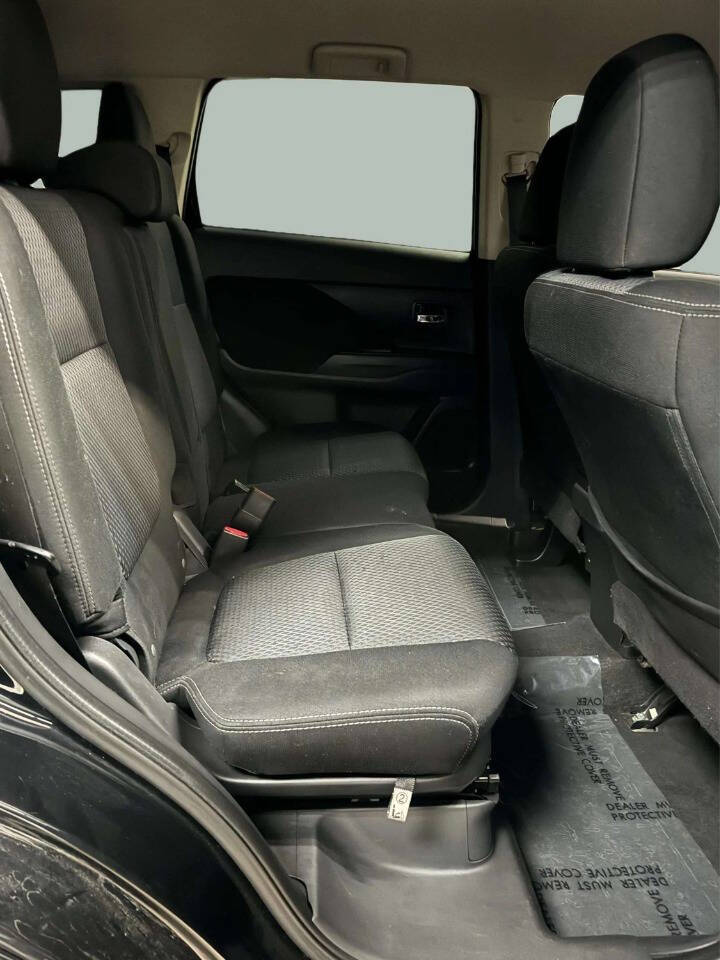 2018 Mitsubishi Outlander ES 4dr SUV - Black exterior view 8