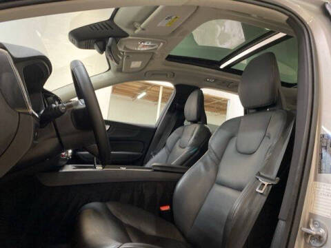 2025 Volvo XC60 B5 Plus Dark Theme