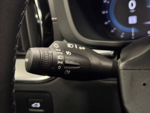 2022 Volvo XC60 B6 R-Design