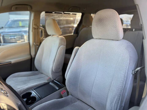 2011 Toyota Sienna LE 7-Passenger Auto Access Seat