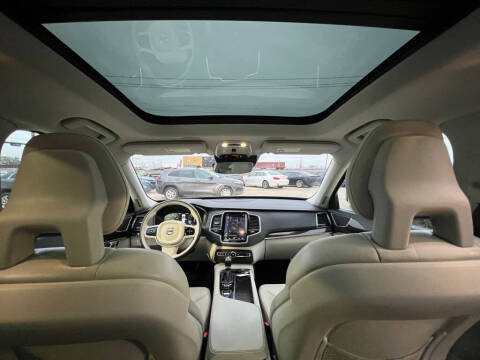 2016 Volvo XC90 T6 Momentum