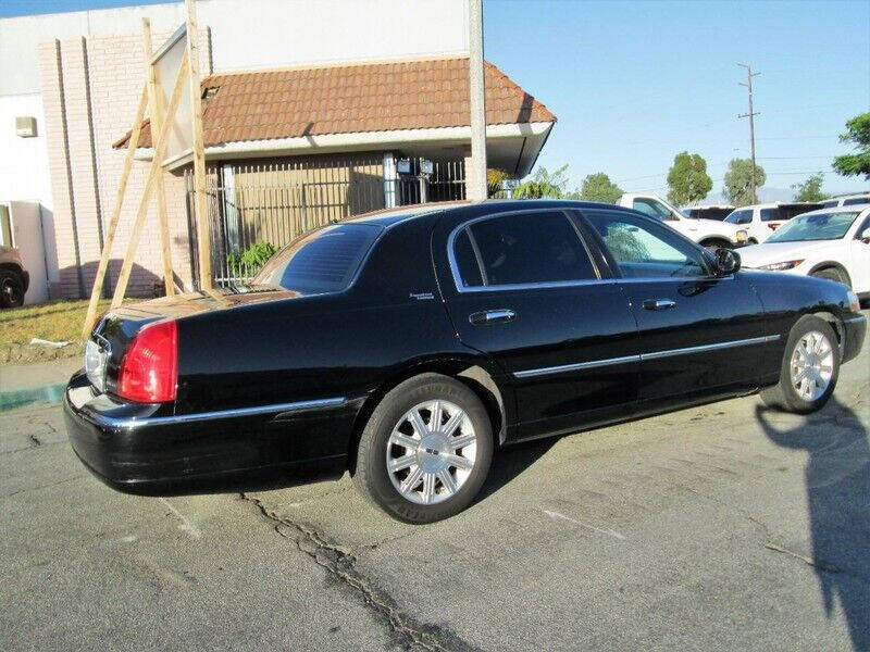 2011 Lincoln Town Car Signature Limited photo 10