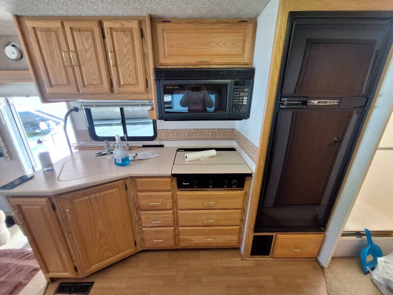 2002 Winnebago Adventurer