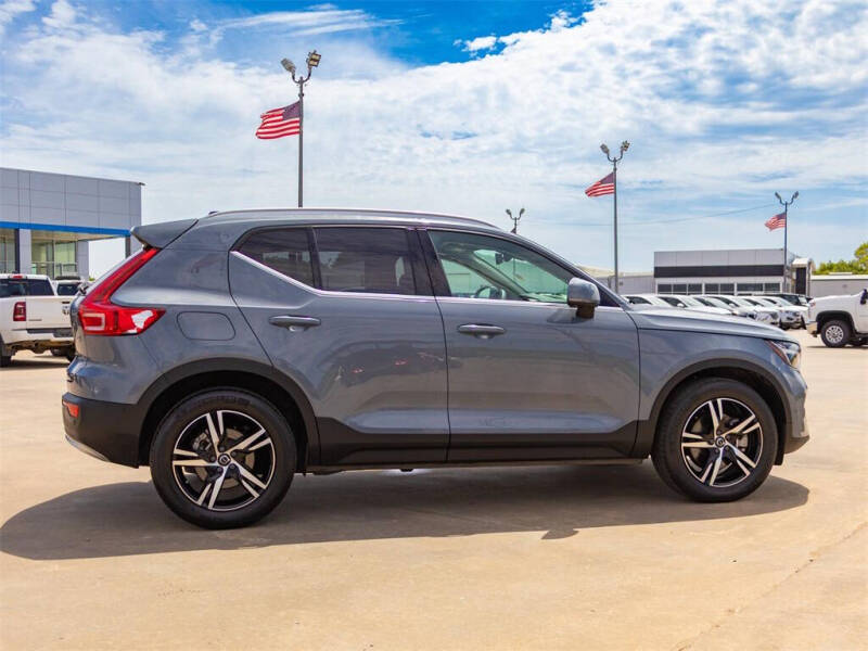 2023 Volvo XC40 B5 Plus Bright Theme