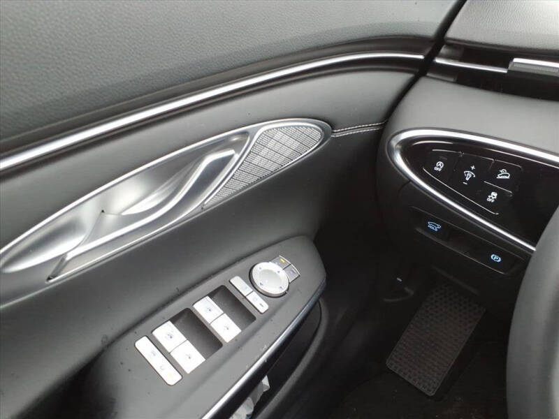 2025 Genesis GV70 2.5T Standard