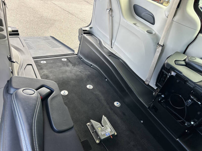 2022 Chrysler Voyager LX