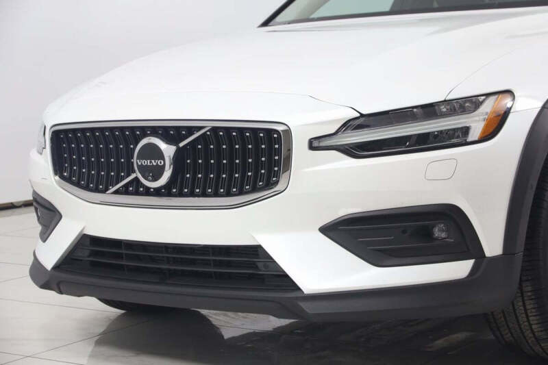 2024 Volvo V60 Cross Country B5 Plus