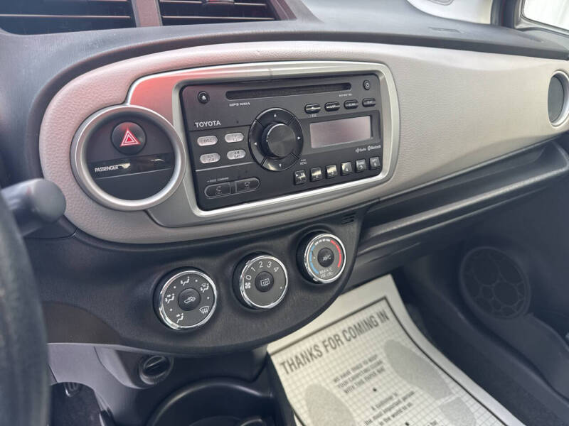 2013 Toyota Yaris 5-Door LE