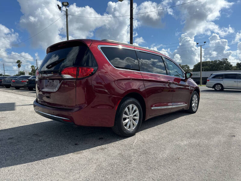 2017 Chrysler Pacifica Touring-L photo 7