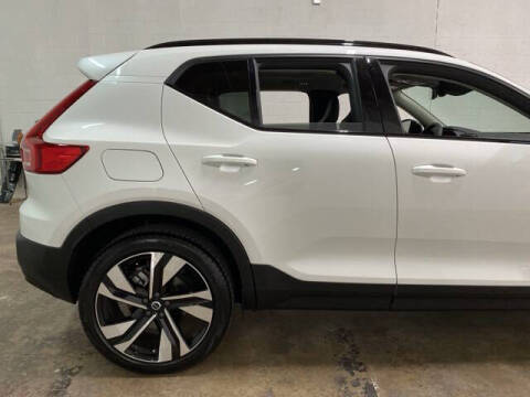 2025 Volvo XC40 B5 Plus Dark Theme