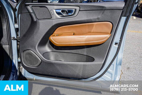 2024 Volvo XC60 Recharge T8 Plus Dark Theme