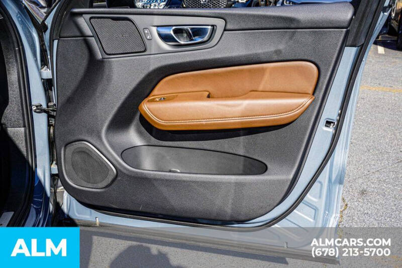 2024 Volvo XC60 Recharge T8 Plus Dark Theme