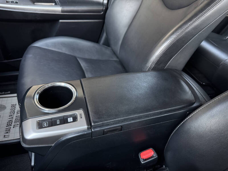 2017 Toyota Prius v Four