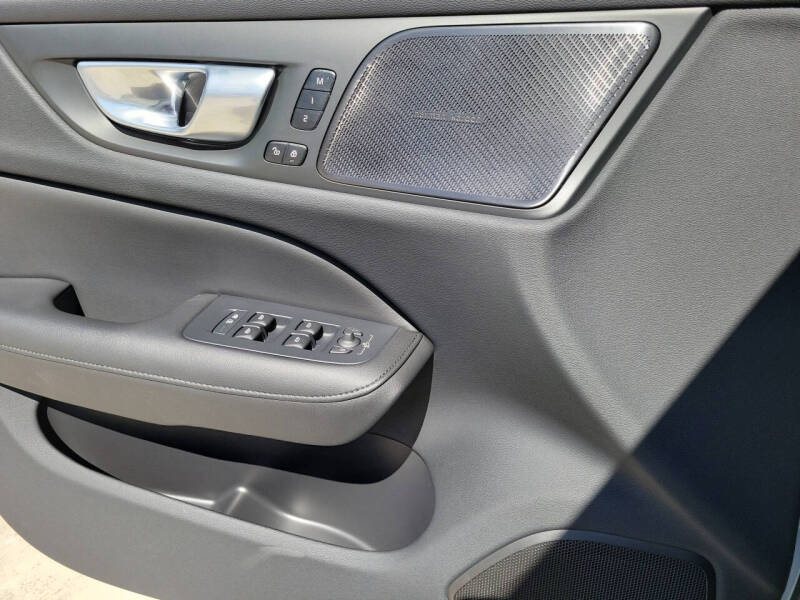 2024 Volvo S60 Recharge T8 Plus Dark Theme