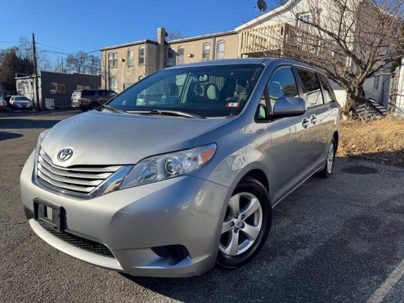 2015 Toyota Sienna LE's photo