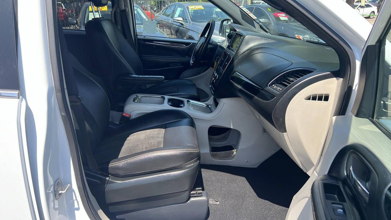 2019 Dodge Grand Caravan for sale at Auto Plaza in Fresno, CA