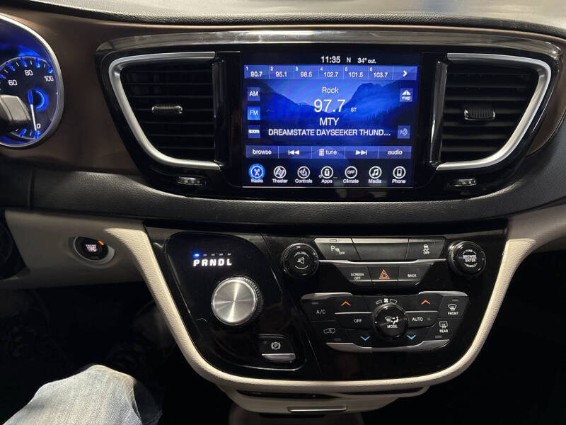 2017 Chrysler Pacifica Touring-L Plus