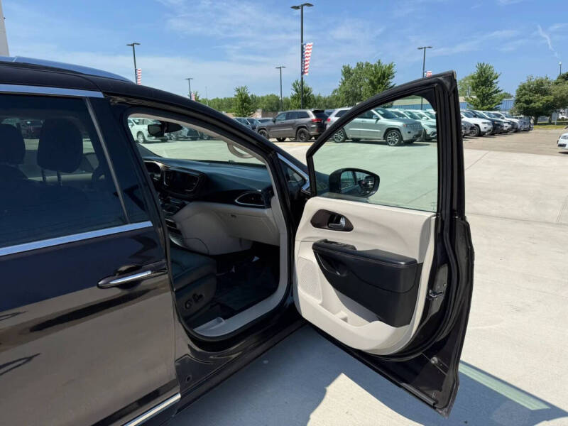 2017 Chrysler Pacifica Touring-L Plus