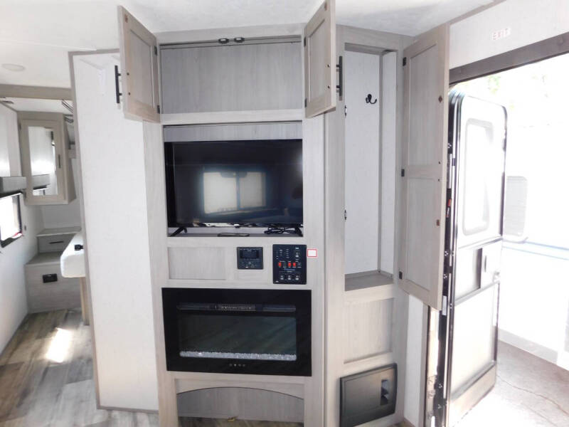 2023 Coleman Lantern 337 BH