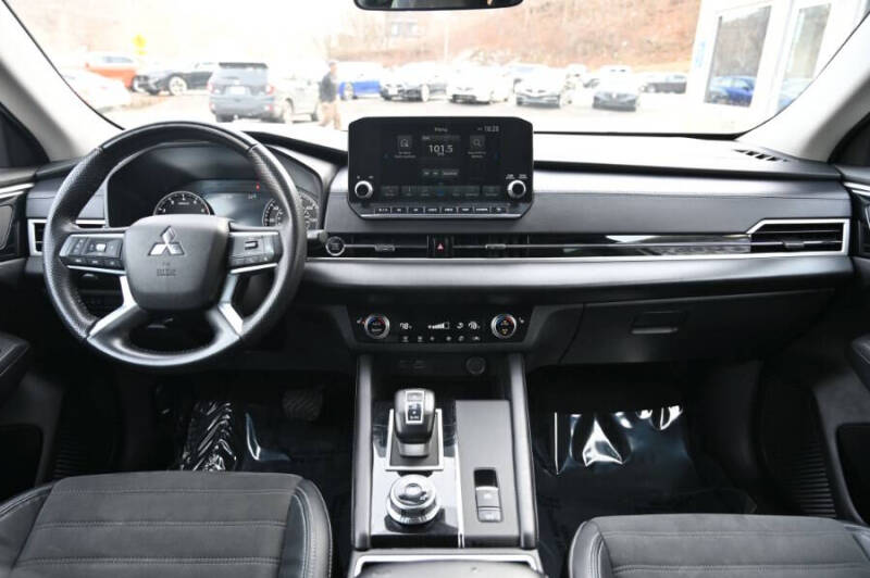 2023 Mitsubishi Outlander SE