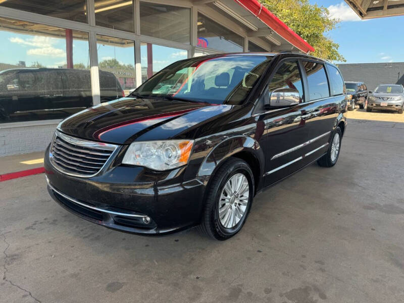 2015 Chrysler Town & Country Limited Platinum's photo