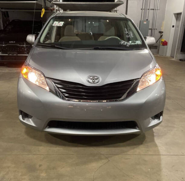 2014 Toyota Sienna LE 8-Passenger