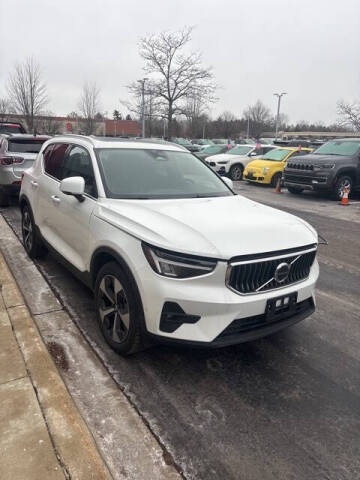 2025 Volvo XC40 B5 Plus Bright Theme
