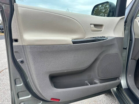 2011 Toyota Sienna LE 7-Passenger Auto Access Seat
