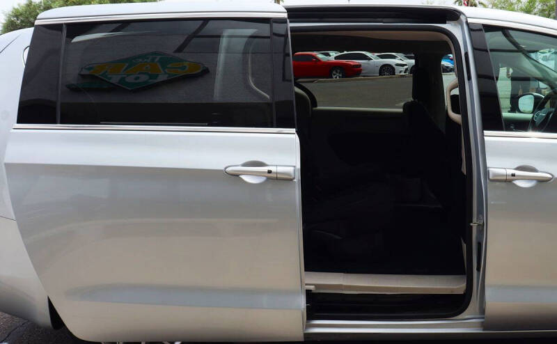 2023 Chrysler Voyager LX