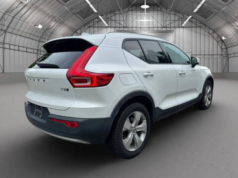 2021 Volvo XC40 T5 Momentum