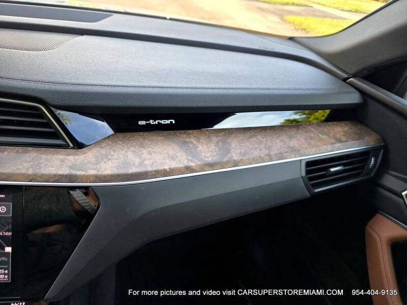 2021 Audi e-tron quattro Premium