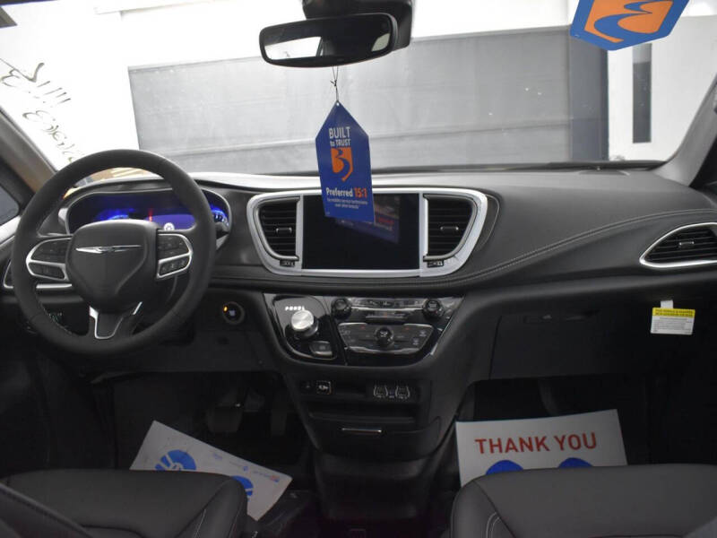 2025 Chrysler Pacifica Select