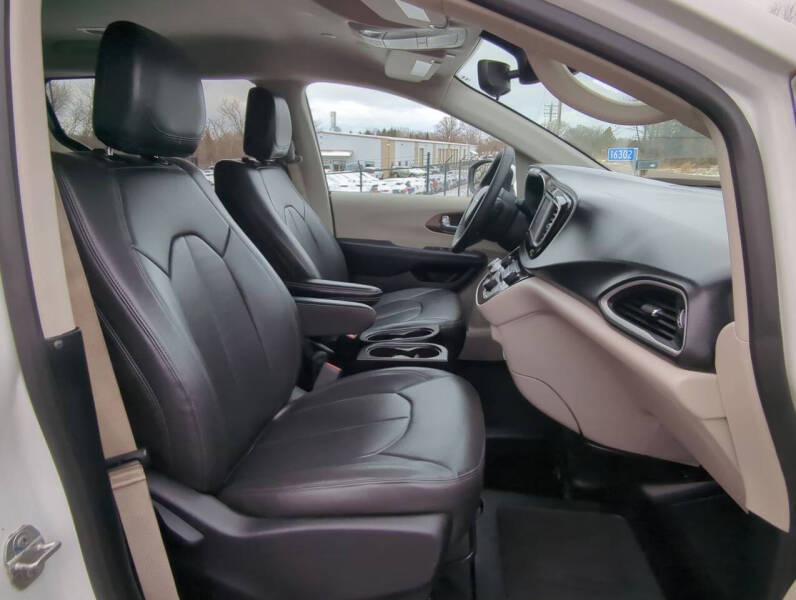 2023 Chrysler Voyager LX