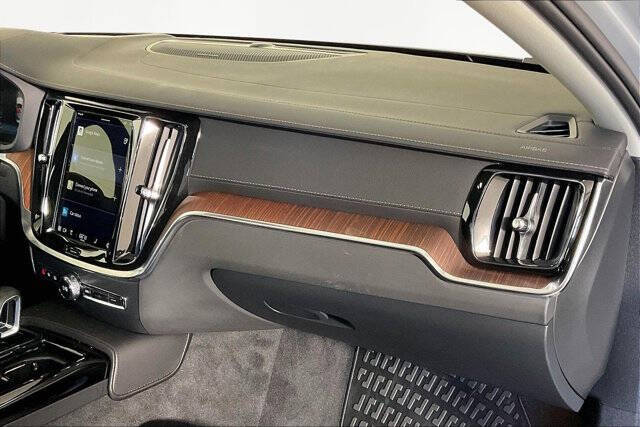 2024 Volvo S60 Recharge T8 Ultimate Dark Theme