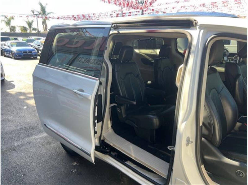 2017 Chrysler Pacifica Touring-L Plus